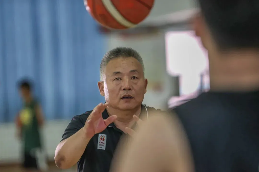 如何利用篮球青训营提升个人技术和团队协作?_0